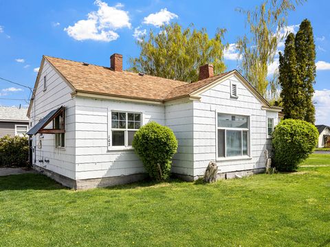 Single Family Residence in Merrill OR 102 W Front Street.jpg