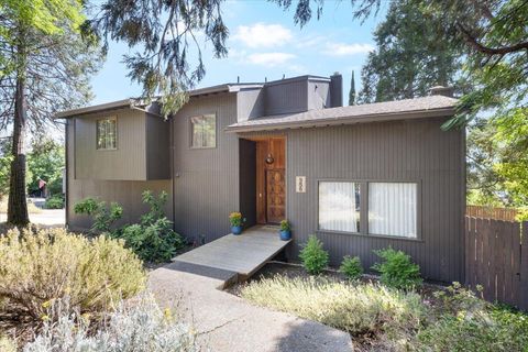 Single Family Residence in Grants Pass OR 956 NE Beacon Drive.jpg