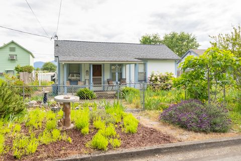 Single Family Residence in Grants Pass OR 1007 SW Isham Street.jpg