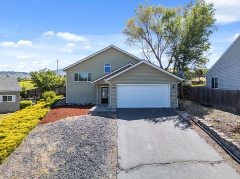 Single Family Residence in Klamath Falls OR 2330 James Martin Court.jpg