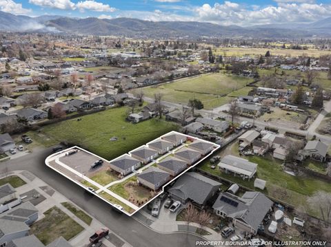 Multi Family in Medford OR 634 Colinwood Court.jpg