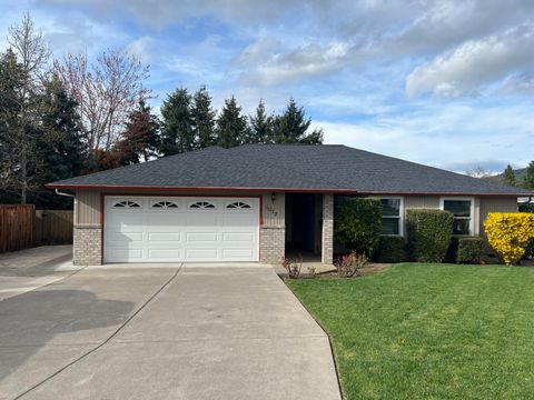 Single Family Residence in Medford OR 3017 Cleopatra Circle.jpg