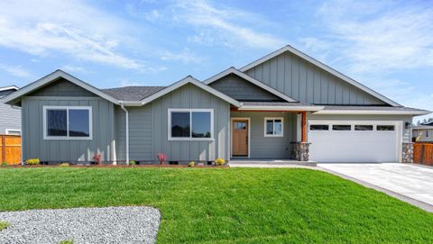 Single Family Residence in Grants Pass OR 2837 SW Eastwood Lane.jpg