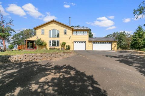Single Family Residence in Central Point OR 6460 Tolo Road.jpg