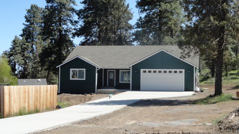 Single Family Residence in Klamath Falls OR 5218 Lyptus Lane.jpg