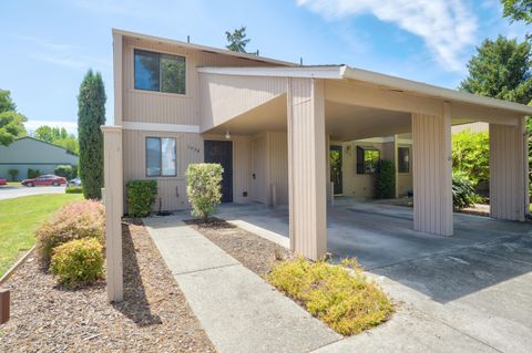 Condominium in Grants Pass OR 1034 SE Camelot Drive.jpg