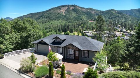 Single Family Residence in Grants Pass OR 1550 Panoramic Loop.jpg
