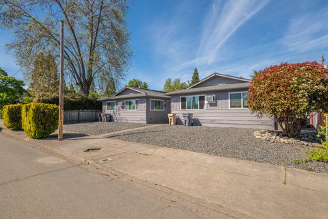 Triplex in Grants Pass OR 534 NW E Street #534-536-538.jpg