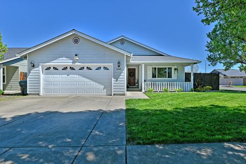 Single Family Residence in Medford OR 2343 Lillian Street.jpg