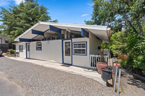 Single Family Residence in Eagle Point OR 284 E Main Street.jpg