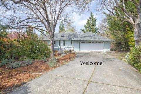 Single Family Residence in Grants Pass OR 914 NE Tokay Hts.jpg