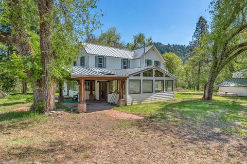Single Family Residence in Rogue River OR 18435 E Evans Creek Road.jpg