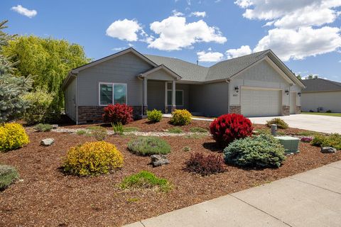 Single Family Residence in Klamath Falls OR 2937 Front Street.jpg