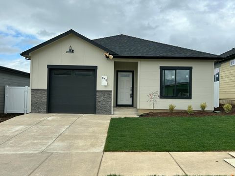 Single Family Residence in Medford OR 658 Terrazzo Way.jpg
