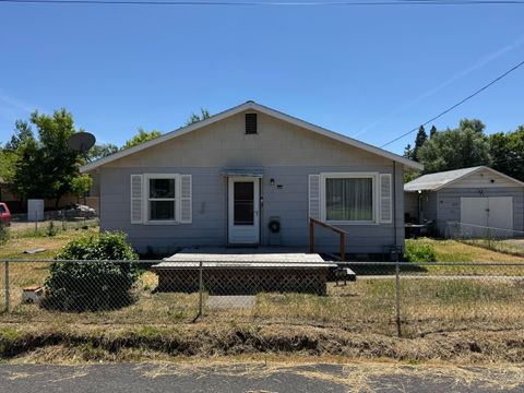 Single Family Residence in Klamath Falls OR 3630 Onyx Avenue.jpg