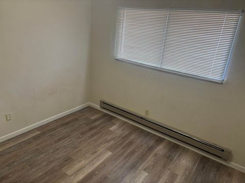 Multi Family in Klamath Falls OR 542 Riverside Drive 17.jpg