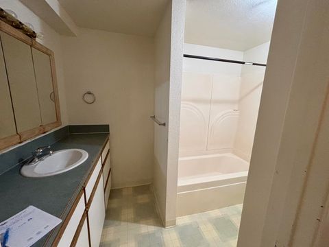 Multi Family in Klamath Falls OR 542 Riverside Drive 15.jpg