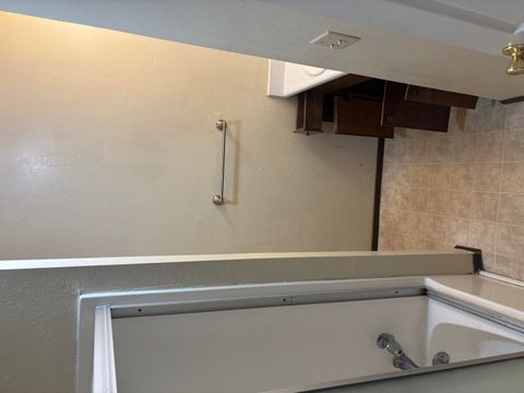 Multi Family in Klamath Falls OR 542 Riverside Drive 18.jpg