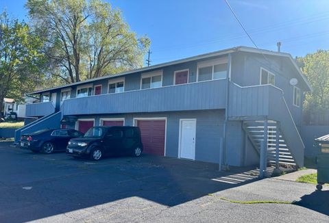 Multi Family in Klamath Falls OR 542 Riverside Drive 9.jpg