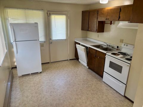 Multi Family in Klamath Falls OR 542 Riverside Drive 14.jpg