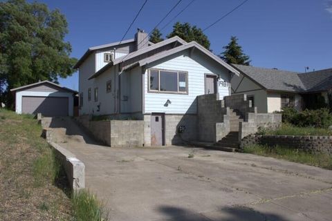 Single Family Residence in Klamath Falls OR 1981 Harriman Avenue.jpg
