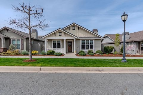 Single Family Residence in Medford OR 540 Waterbury Way.jpg