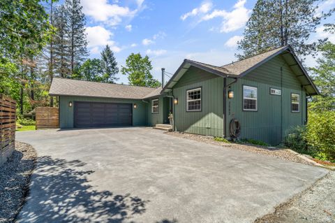 Single Family Residence in Grants Pass OR 3003 Midway Avenue.jpg