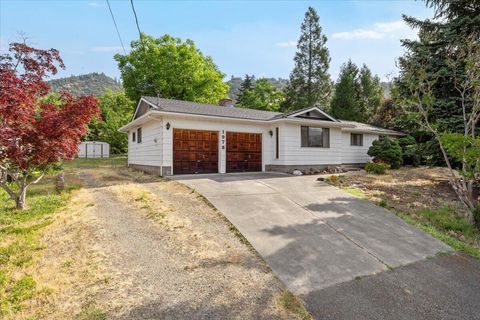 Single Family Residence in Grants Pass OR 1978 NE D Street.jpg