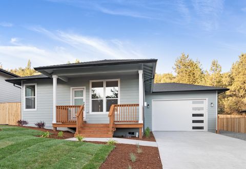Single Family Residence in Klamath Falls OR 1195 Orange Blossom Drive.jpg