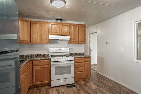 Mobile Home in Grants Pass OR 2393 SW Webster Road 6.jpg