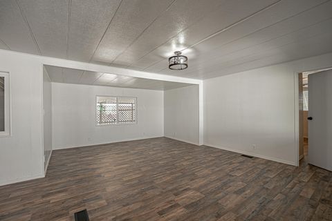 Mobile Home in Grants Pass OR 2393 SW Webster Road 10.jpg