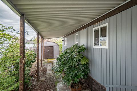 Mobile Home in Grants Pass OR 2393 SW Webster Road 1.jpg