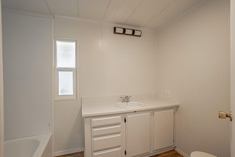 Mobile Home in Grants Pass OR 2393 SW Webster Road 16.jpg