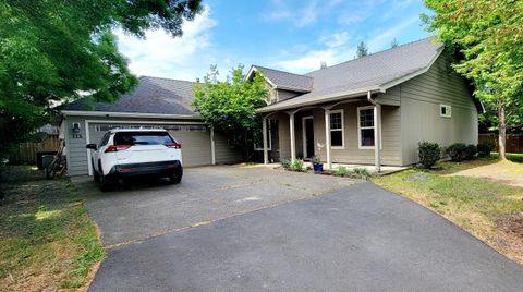 Single Family Residence in Grants Pass OR 115 Wagon Wheel Drive.jpg