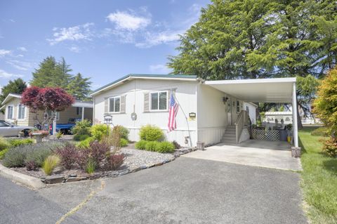 Mobile Home in Grants Pass OR 112 Wedgewood Drive.jpg