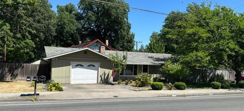 Single Family Residence in Grants Pass OR 1205 NW Highland Avenue.jpg