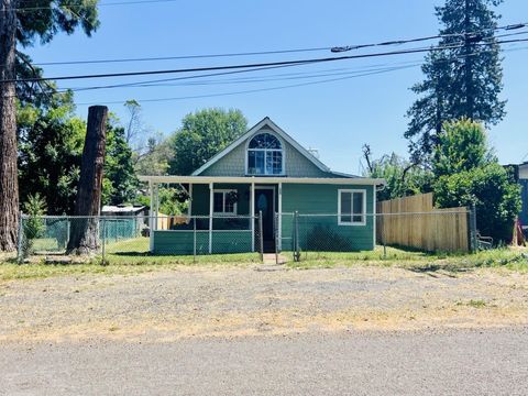 Single Family Residence in Butte Falls OR 655 Cedar Avenue.jpg