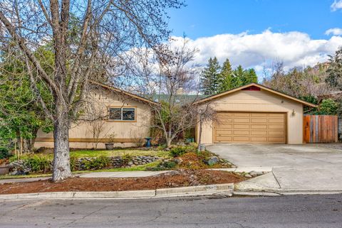Single Family Residence in Medford OR 472 Girard Drive.jpg