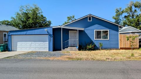 Single Family Residence in Klamath Falls OR 3441 Bristol Avenue.jpg