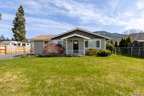 Single Family Residence in Grants Pass OR 1725 Cloverlawn Drive.jpg