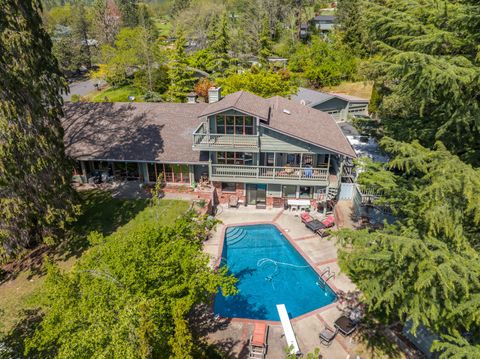 Single Family Residence in Grants Pass OR 240 NE Scenic Drive.jpg