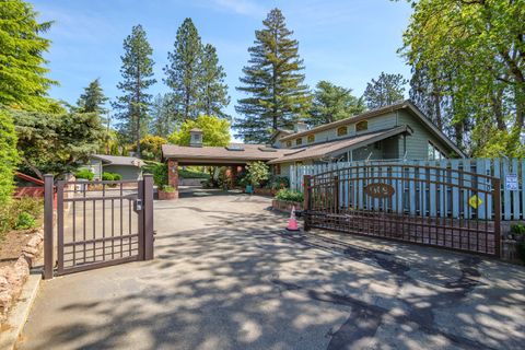 Single Family Residence in Grants Pass OR 240 NE Scenic Drive 2.jpg