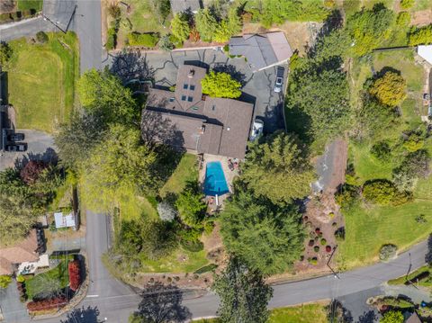 Single Family Residence in Grants Pass OR 240 NE Scenic Drive 47.jpg