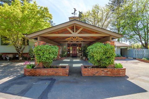 Single Family Residence in Grants Pass OR 240 NE Scenic Drive 36.jpg