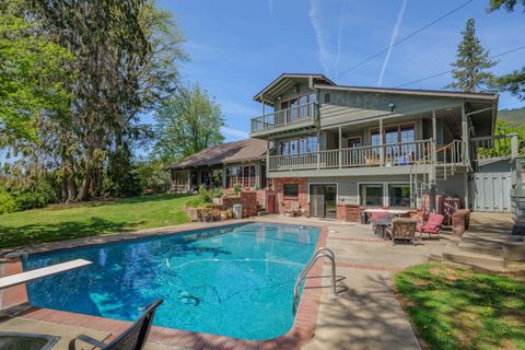Single Family Residence in Grants Pass OR 240 NE Scenic Drive 44.jpg