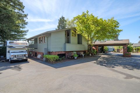 Single Family Residence in Grants Pass OR 240 NE Scenic Drive 40.jpg