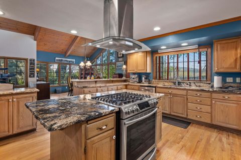 Single Family Residence in Grants Pass OR 240 NE Scenic Drive 11.jpg