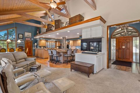 Single Family Residence in Grants Pass OR 240 NE Scenic Drive 7.jpg