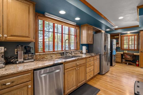Single Family Residence in Grants Pass OR 240 NE Scenic Drive 12.jpg