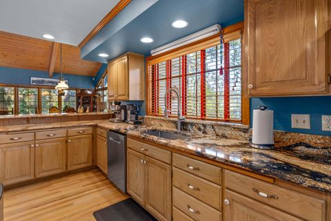 Single Family Residence in Grants Pass OR 240 NE Scenic Drive 14.jpg